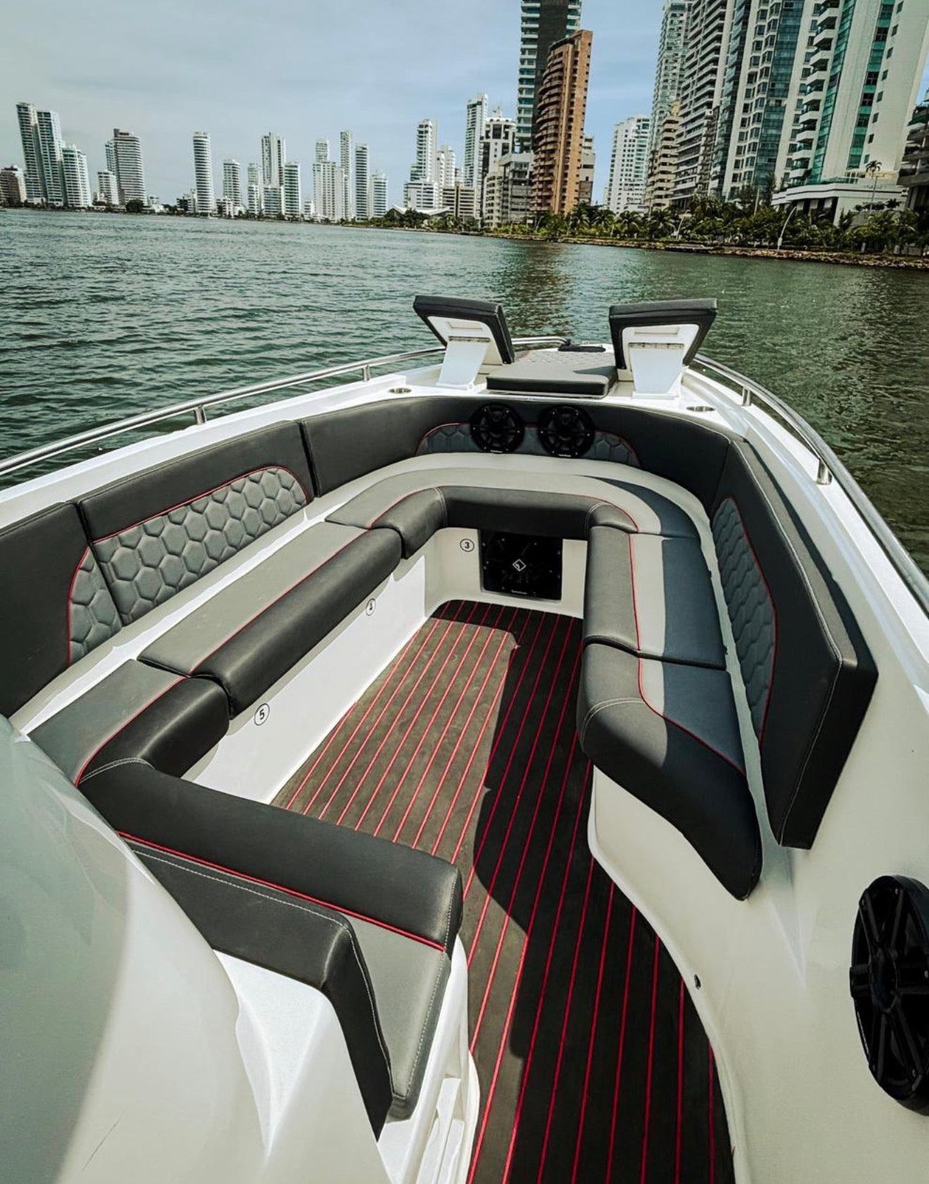 BOTE 34FT - 14PAX