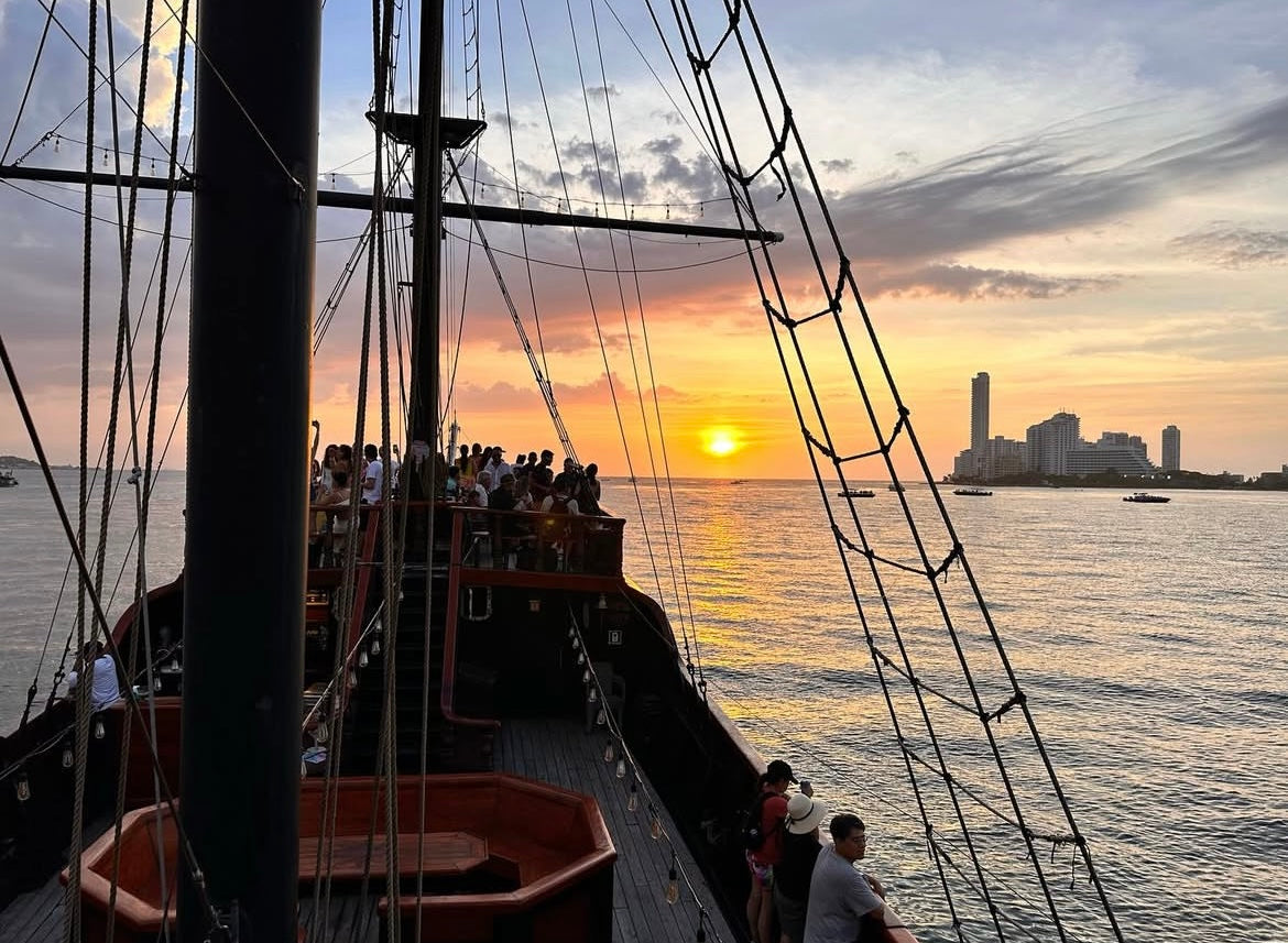 Atardecer Barco Pirata