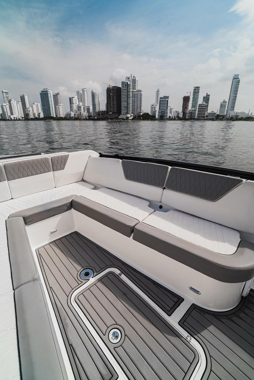 BOTE DEPORTIVO CAPACIDAD 18pax